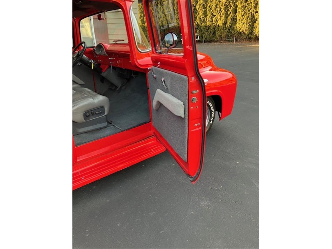 Ford-Panel-van-1956-Red-Grey-3