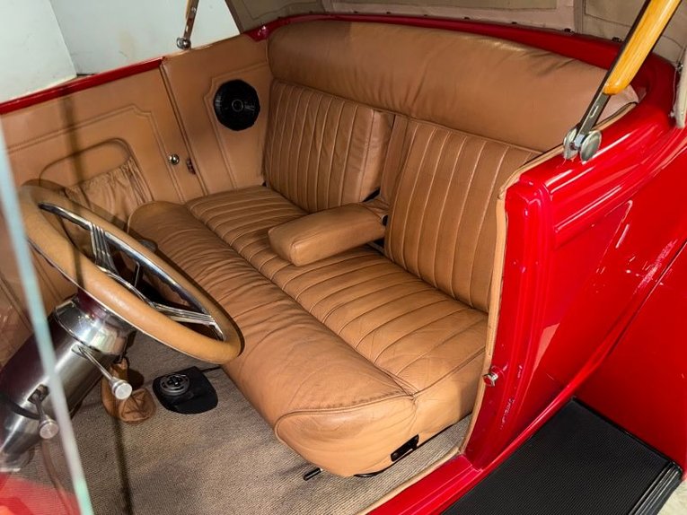 Ford-Roadster-1932-Red-Tan-14