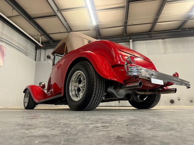 Ford-Roadster-1932-Red-Tan-2