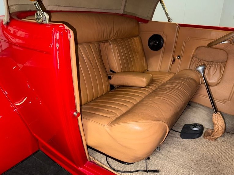 Ford-Roadster-1932-Red-Tan-32