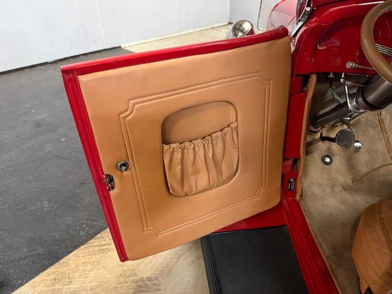 Ford-Roadster-1932-Red-Tan-33