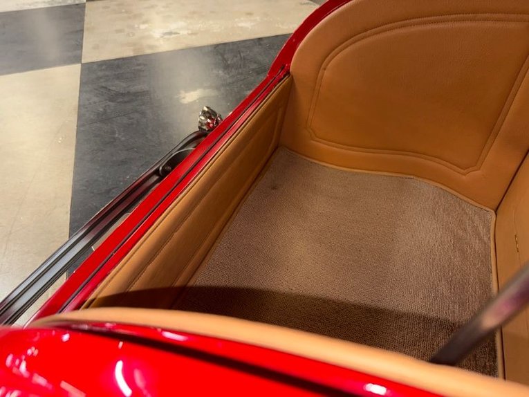 Ford-Roadster-1932-Red-Tan-4