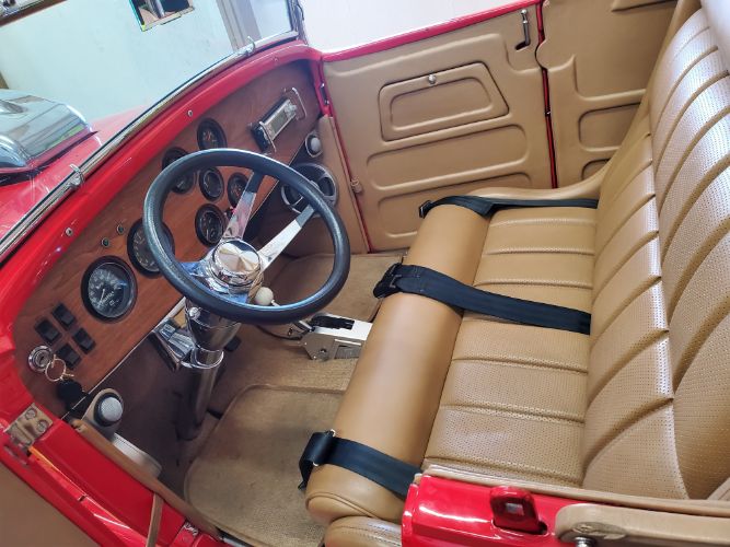 Ford-Roadster-1932-Red-with-flames-Tan-Vinyl-6