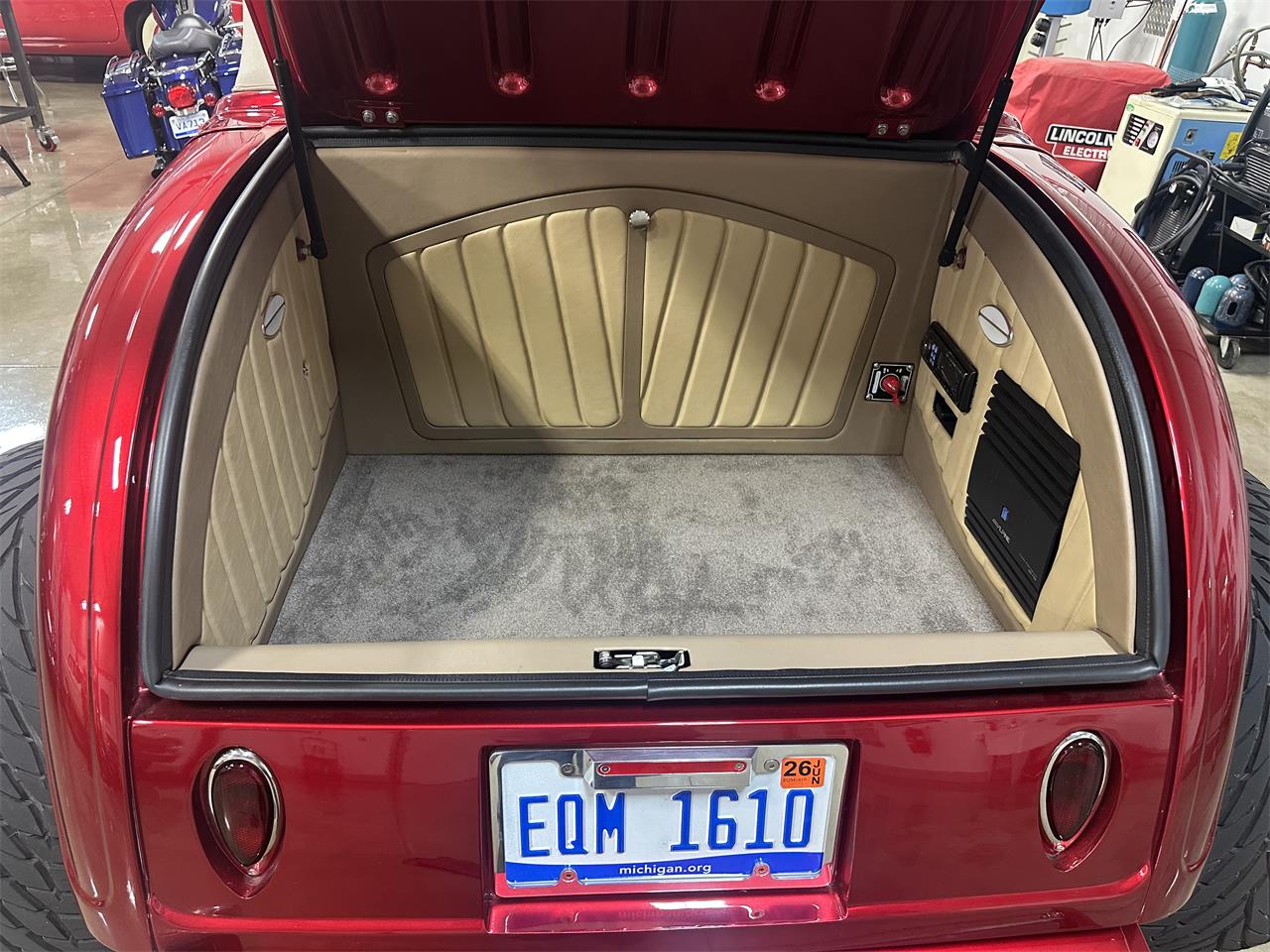 Ford-Roadster-1932-Ruby-red-metallic-Tan-12
