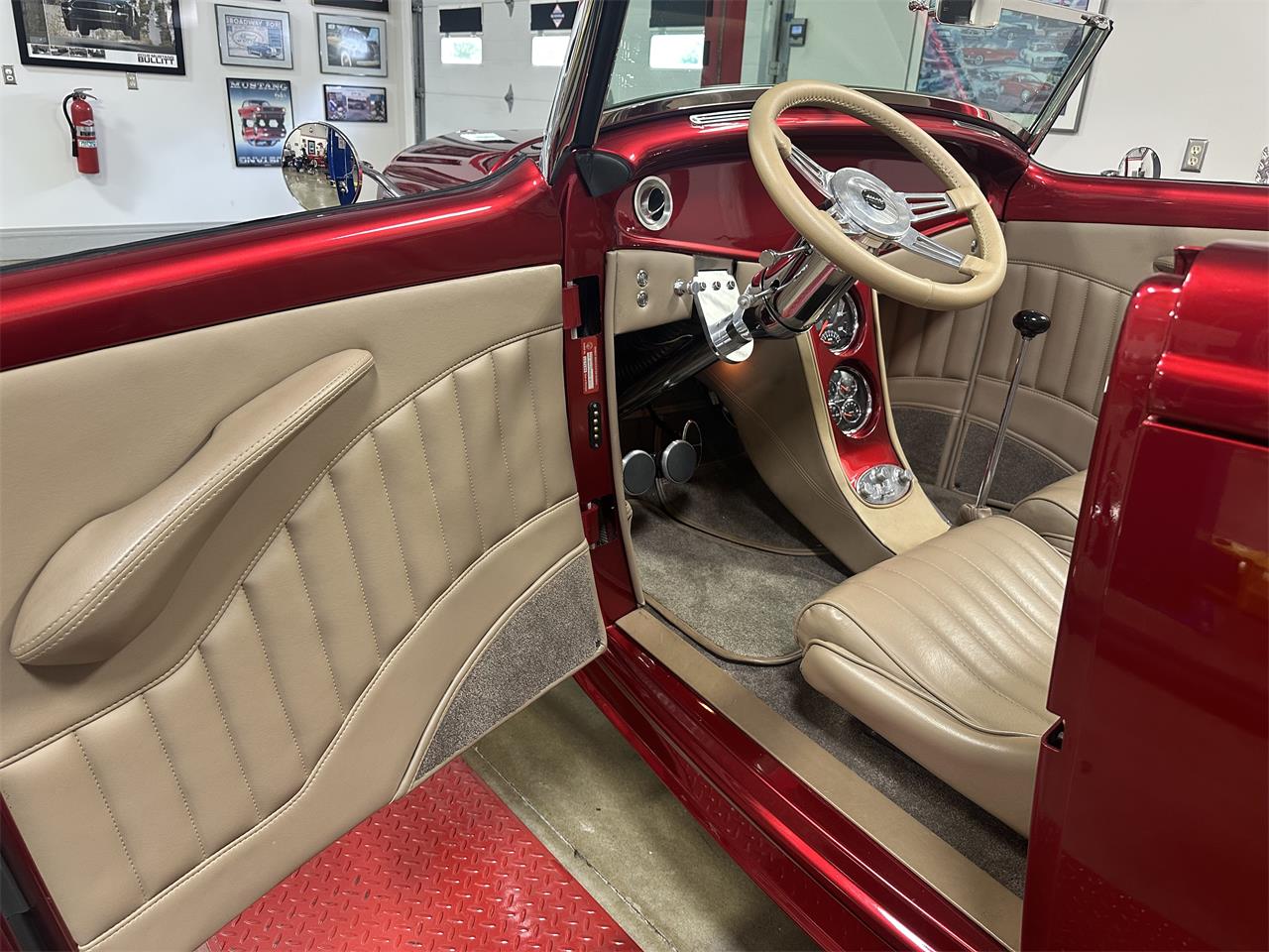 Ford-Roadster-1932-Ruby-red-metallic-Tan-14