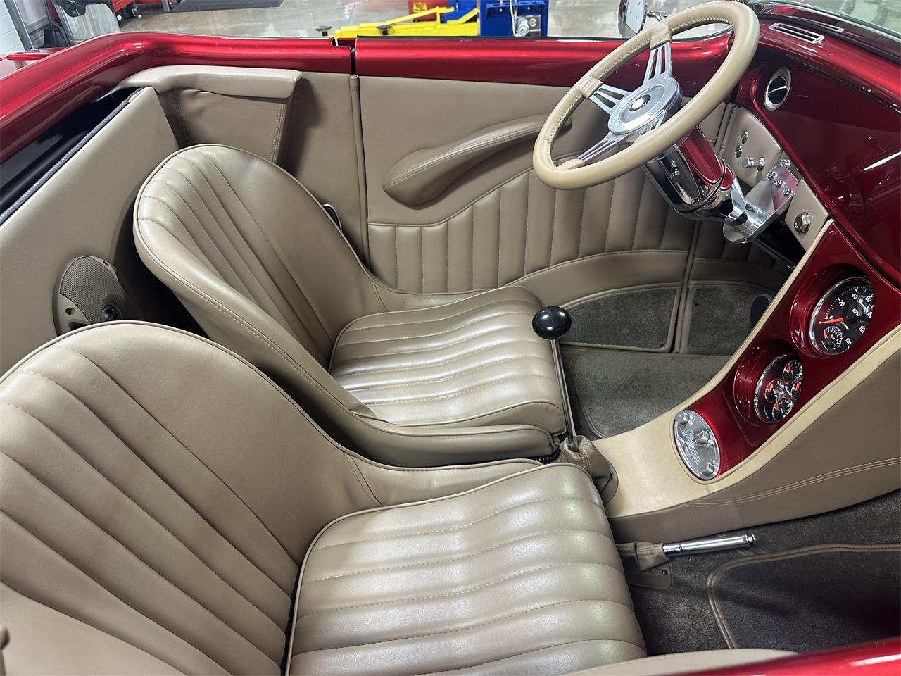 Ford-Roadster-1932-Ruby-red-metallic-Tan-16