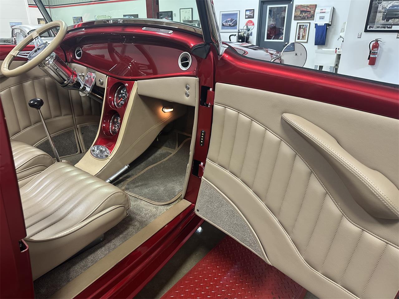 Ford-Roadster-1932-Ruby-red-metallic-Tan-17