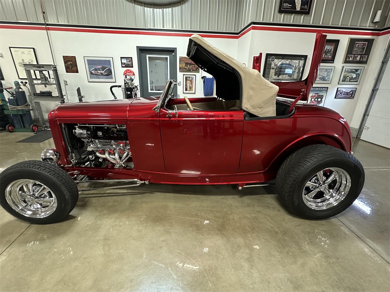 Ford-Roadster-1932-Ruby-red-metallic-Tan-3