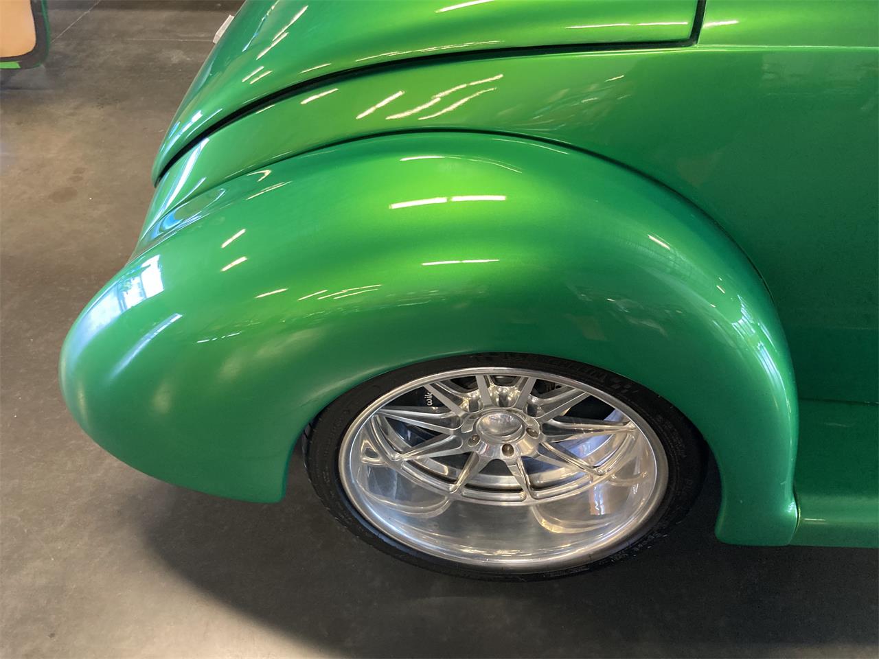 Ford-Roadster-1939-Candy-Metallic-Green-Tan-79