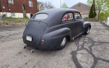 Ford-Sedan-1941-1