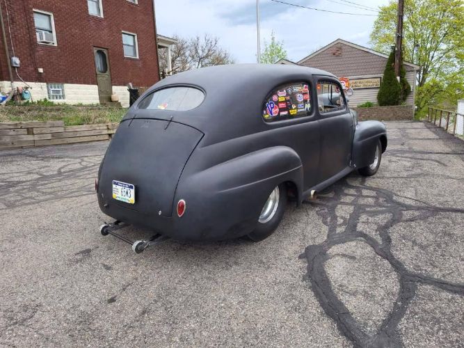 Ford-Sedan-1941-1