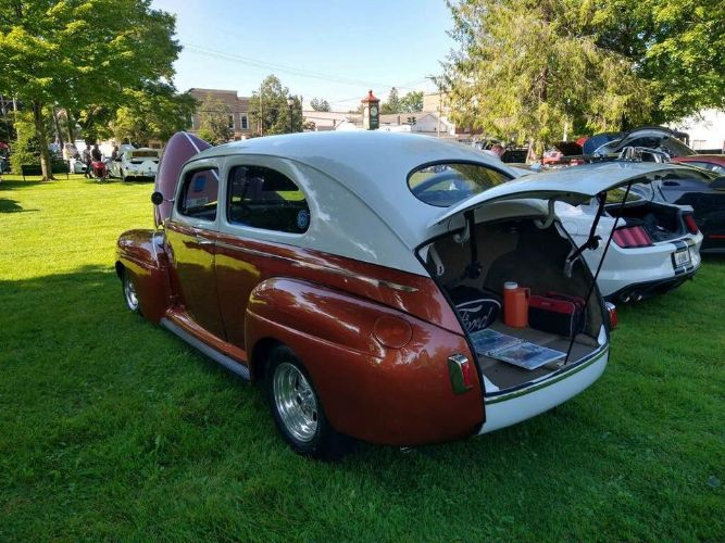 Ford-Sedan-1941-Brown-2