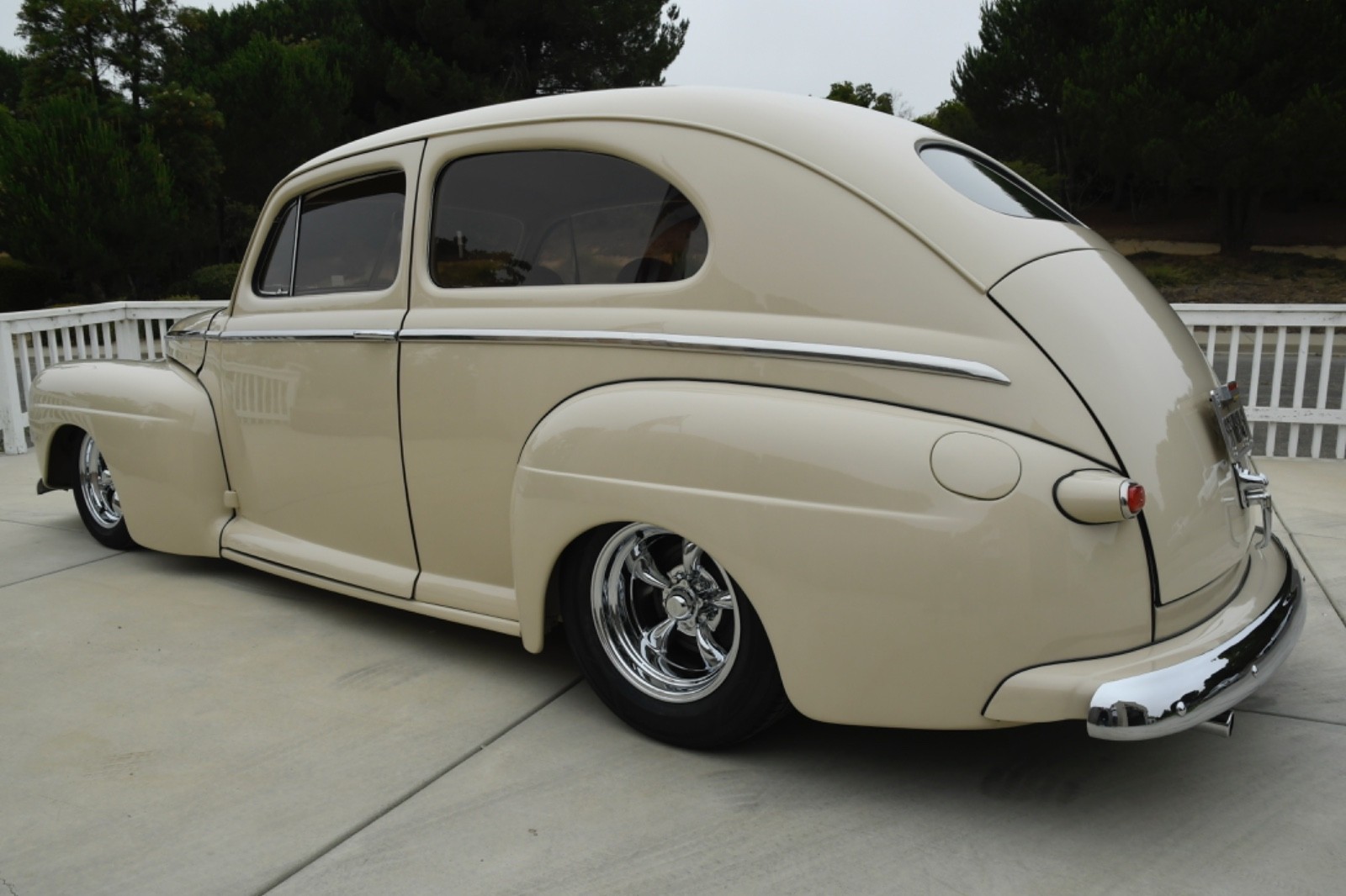 Ford-Sedan-1948-Sedan