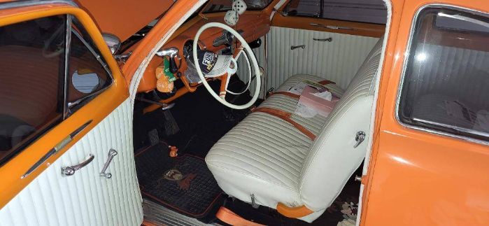 Ford-Sedan-1949-Orange-1