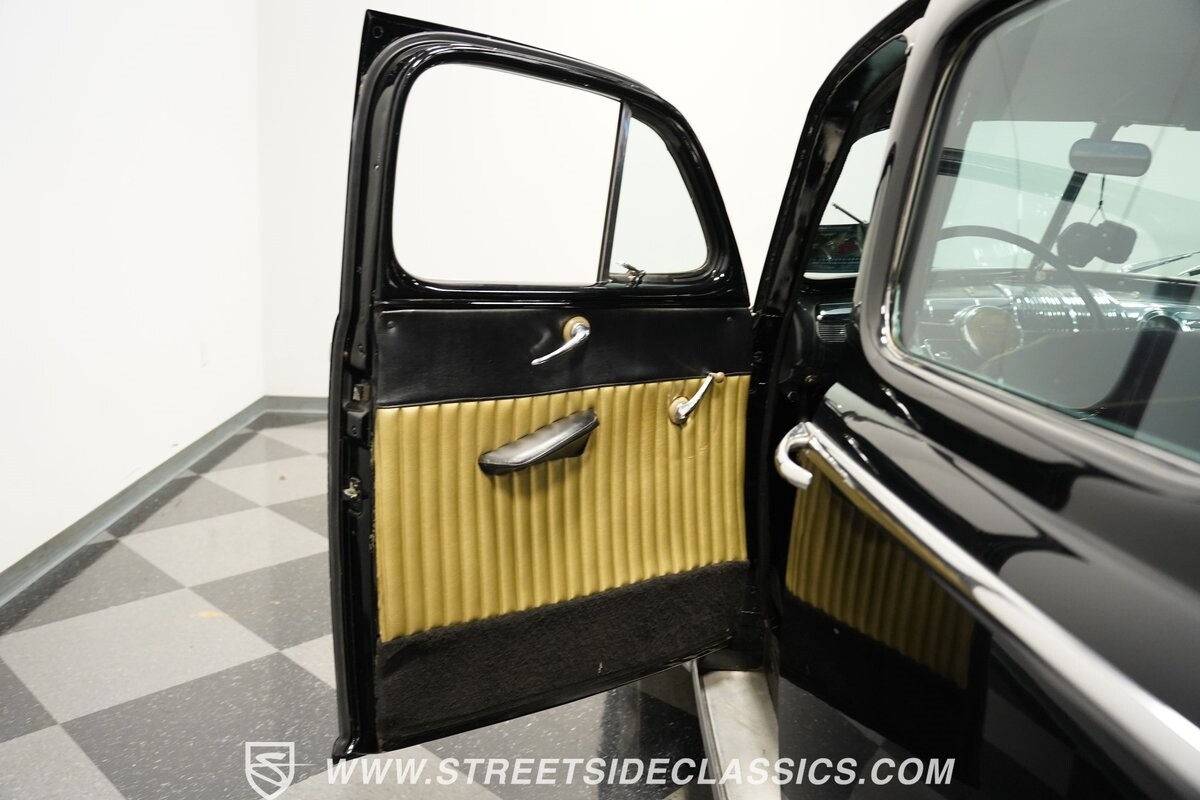 Ford-Super-Deluxe-1948-Sedan-35