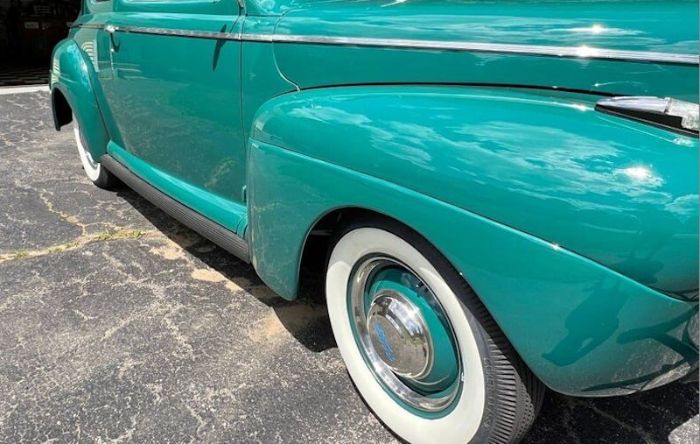 Ford-Super-deluxe-1941-Holly-Green-Beige-Cloth-10