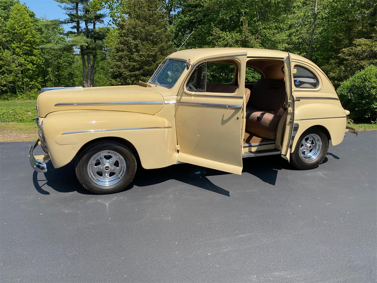 Ford-Super-deluxe-1946-Bamboo-Biege-Tan-2