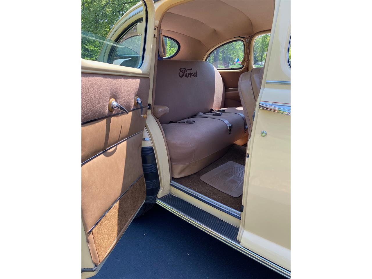 Ford-Super-deluxe-1946-Bamboo-Biege-Tan-3