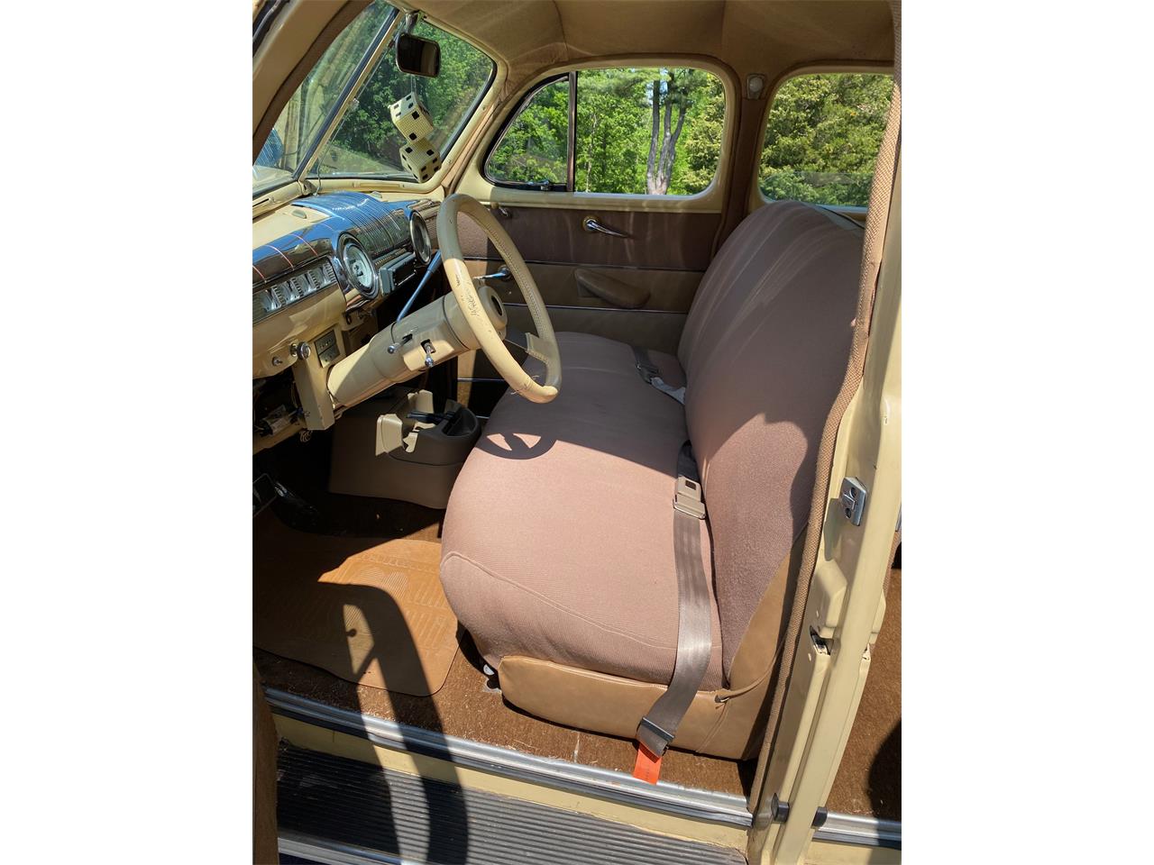 Ford-Super-deluxe-1946-Bamboo-Biege-Tan-4