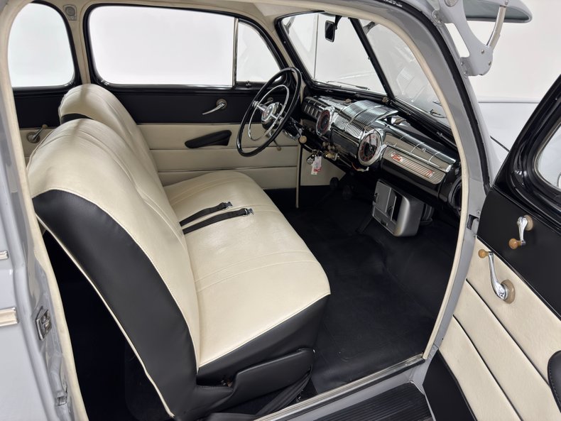 Ford-Super-deluxe-1946-Feather-Gray-White-18