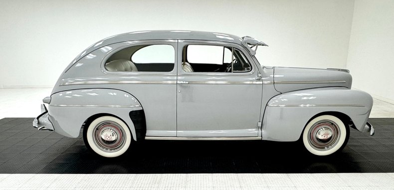 Ford-Super-deluxe-1946-Feather-Gray-White-4