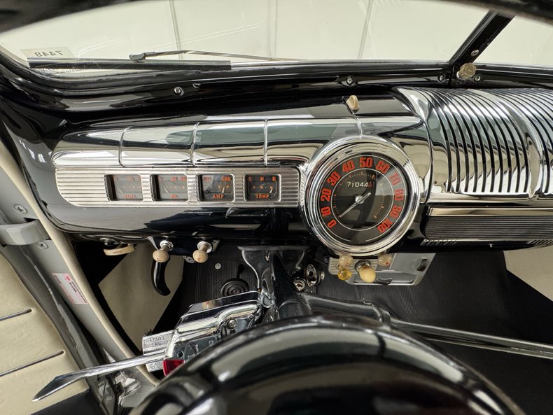 Ford-Super-deluxe-1946-Feather-Gray-White-45