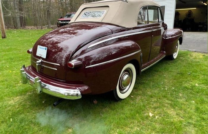 Ford-Super-deluxe-1946-MaroonTan-Top-Tan-VinylCloth-1