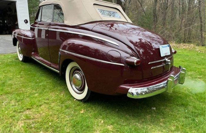 Ford-Super-deluxe-1946-MaroonTan-Top-Tan-VinylCloth-2