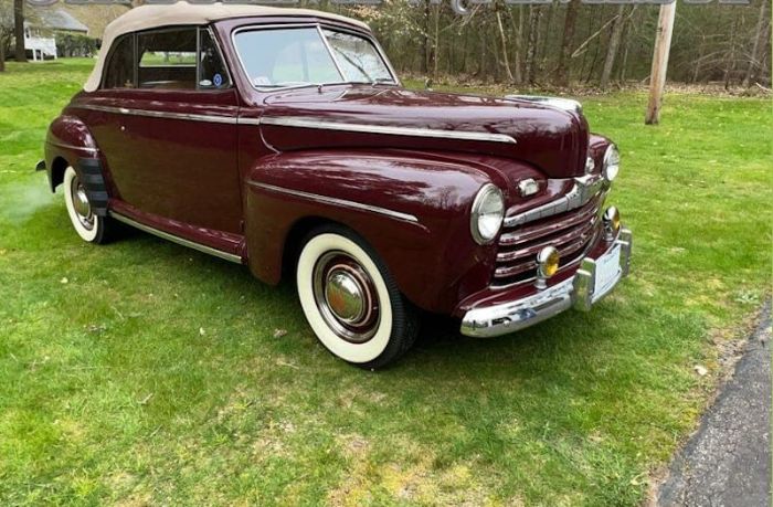 Ford-Super-deluxe-1946-MaroonTan-Top-Tan-VinylCloth-4