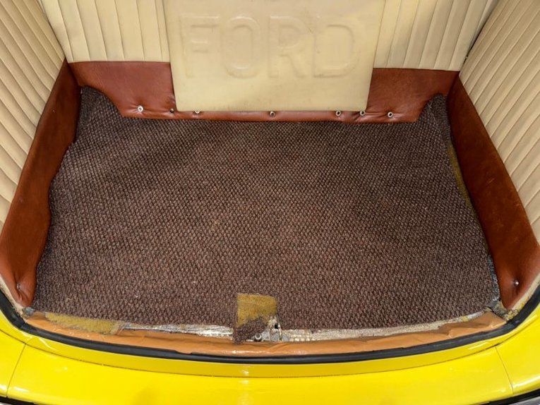 Ford-Super-deluxe-1946-Yellow-Tan-34