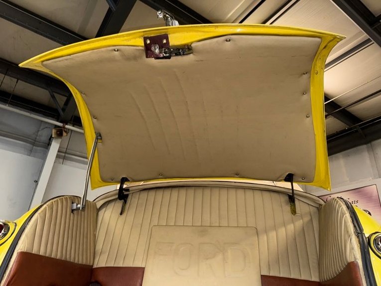 Ford-Super-deluxe-1946-Yellow-Tan-35