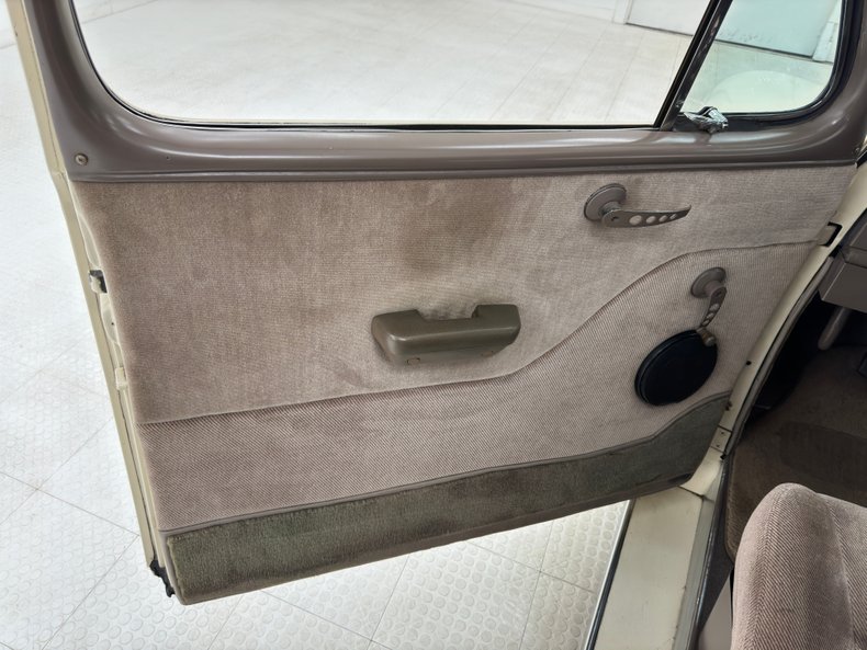 Ford-Super-deluxe-1948-Alabaster-Tan-22