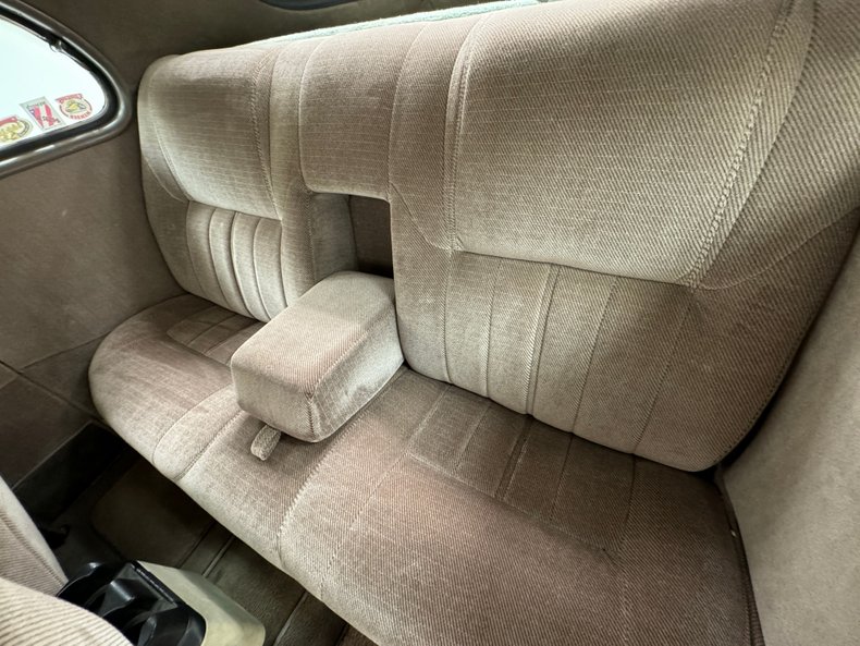 Ford-Super-deluxe-1948-Alabaster-Tan-33