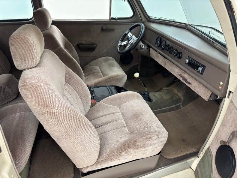 Ford-Super-deluxe-1948-Alabaster-Tan-35