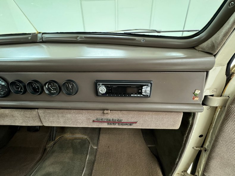 Ford-Super-deluxe-1948-Alabaster-Tan-41