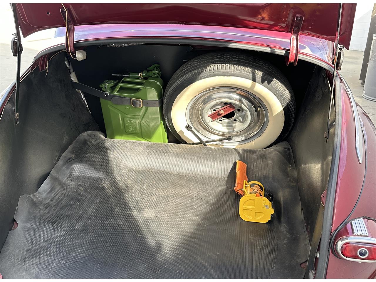 Ford-Super-deluxe-1948-Burgundy-Gray-13
