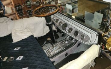 Ford-T-bucket-1923-White-Black-10