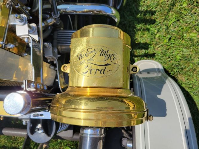 Ford-T-bucket-1923-White-Black-23