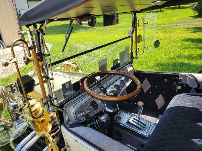 Ford-T-bucket-1923-White-Black-6