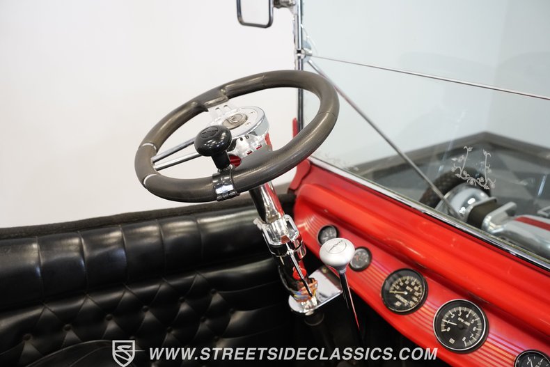 Ford-T-bucket-1924-Red-Black-36
