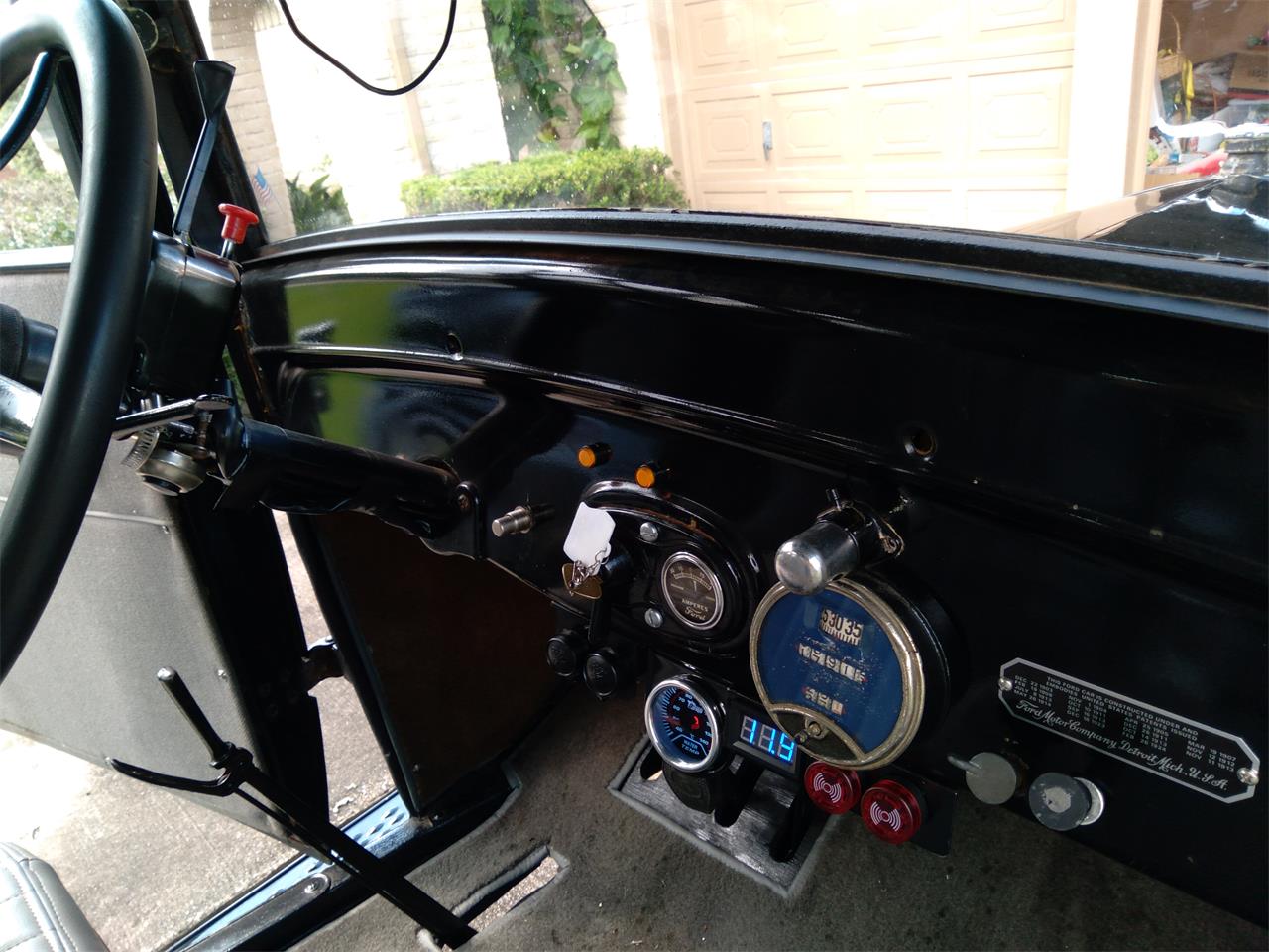Ford-T-bucket-1926-MIDNIGHT-BLACK-GRAY-10
