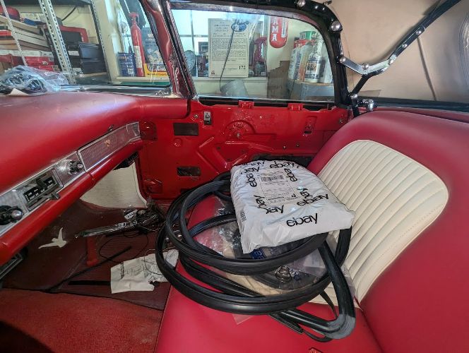 Ford-Thunderbird-1955-RedBlack-Cloth-Top-RedWhite-10