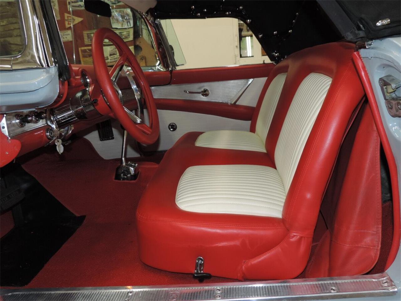 Ford-Thunderbird-1956-Navajo-Gray-RedWhite-17