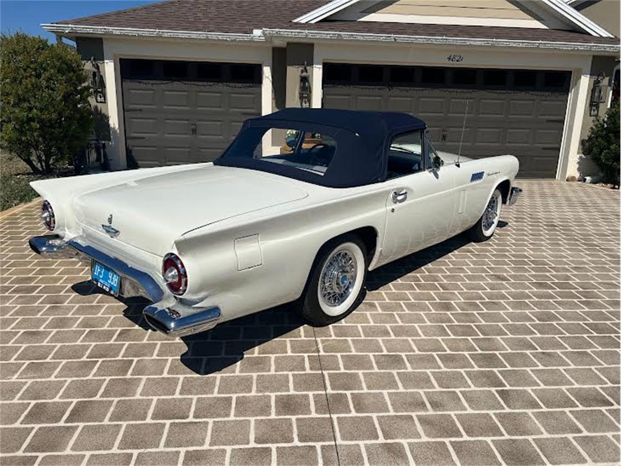 Ford-Thunderbird-1957-Colonial-White-Navy-Blue-16