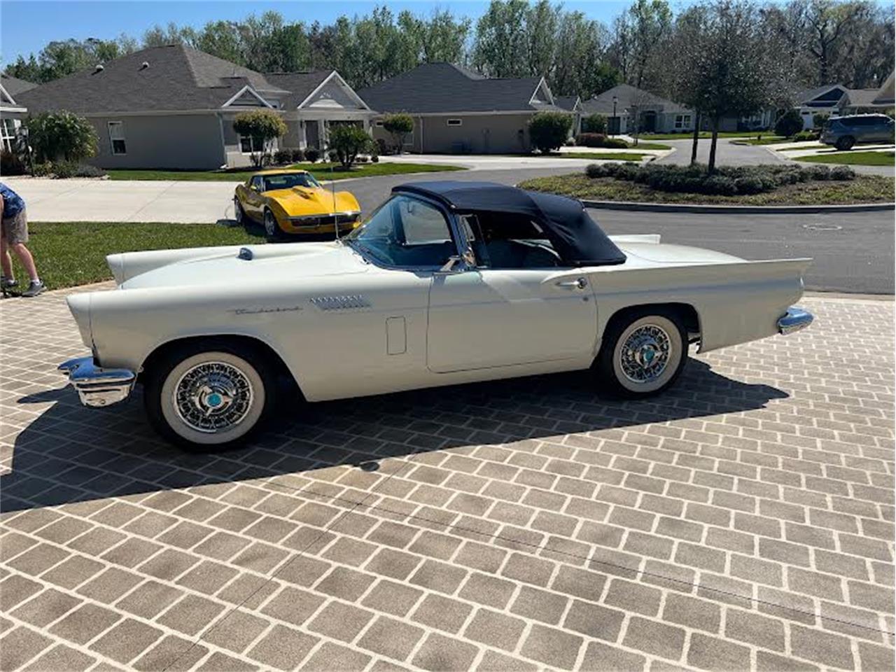 Ford-Thunderbird-1957-Colonial-White-Navy-Blue-26