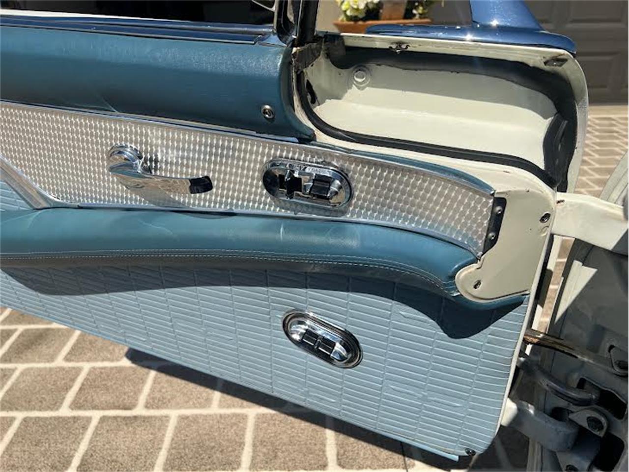 Ford-Thunderbird-1957-Colonial-White-Navy-Blue-8