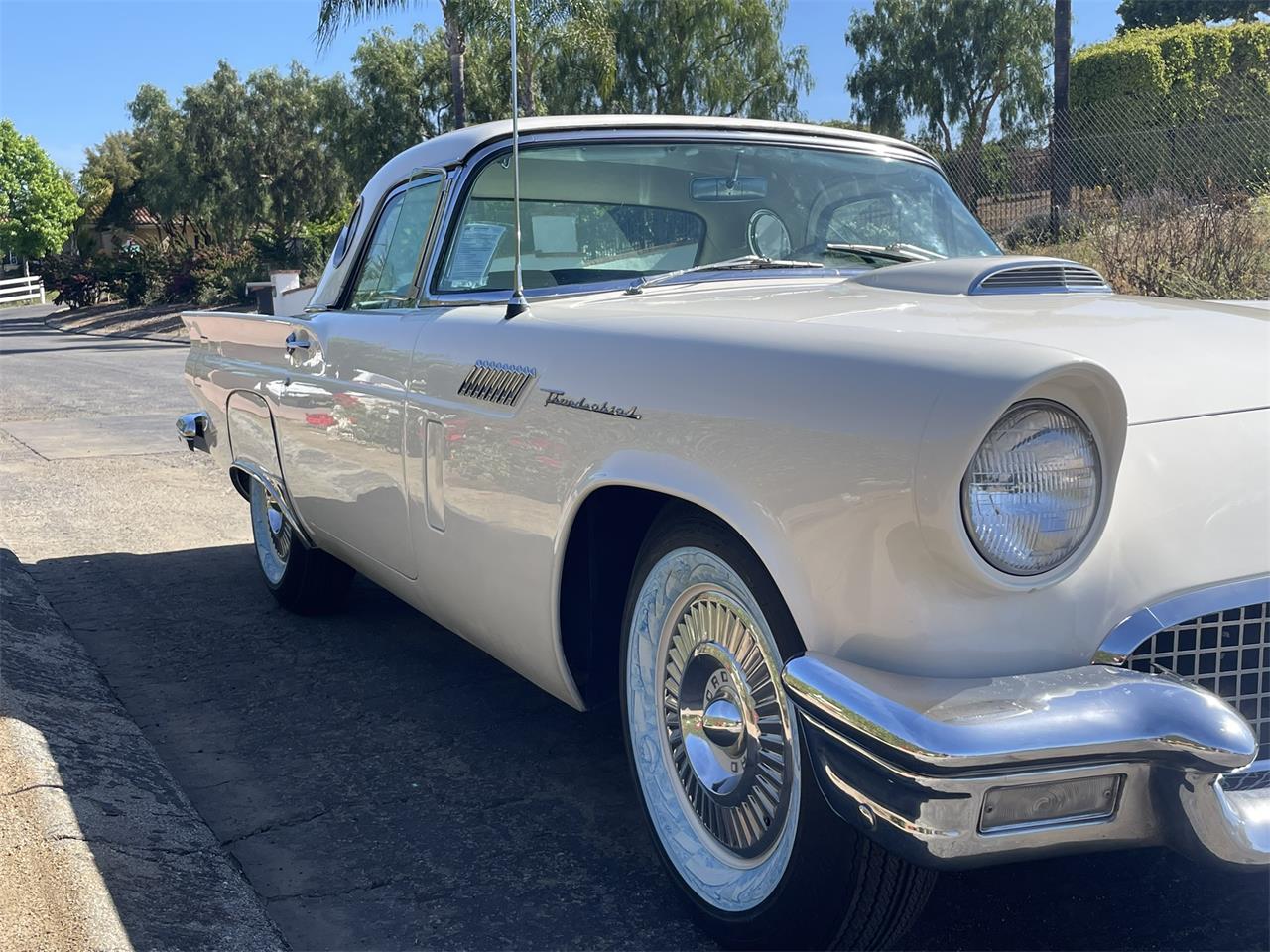 Ford-Thunderbird-1957-Colonial-White-White-amp-Black-1
