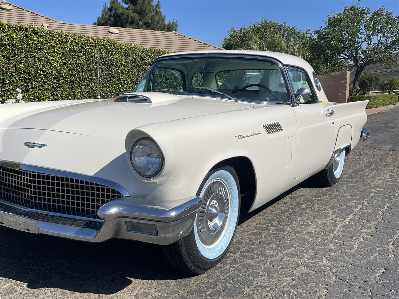 Ford-Thunderbird-1957-Colonial-White-White-amp-Black-3