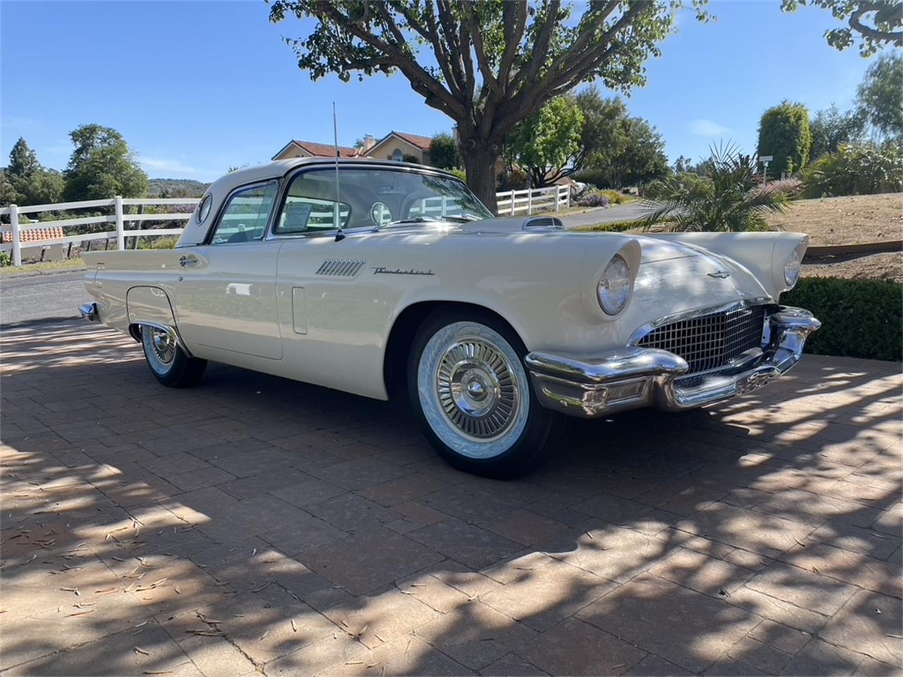 Ford-Thunderbird-1957-Colonial-White-White-amp-Black