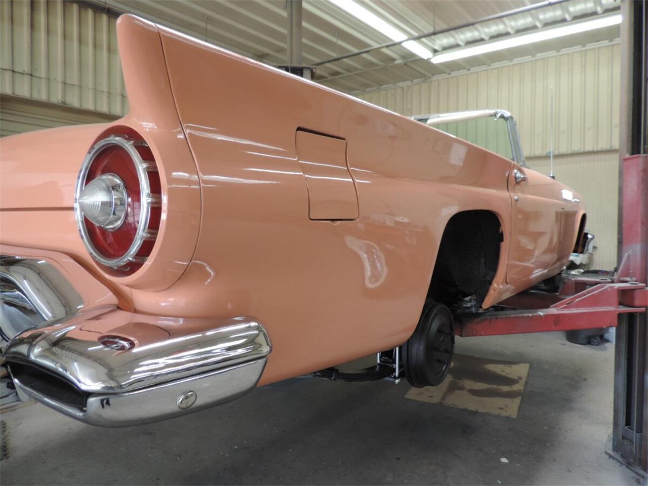 Ford-Thunderbird-1957-Coral-Sand-White-21